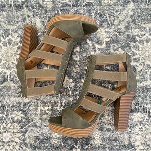 Women’s olive green chunky platform heels stud details size 7.5 indie boho